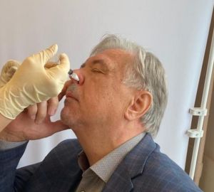 Главный врач пензенского КИМа впрыснул вакцину от ковида через нос