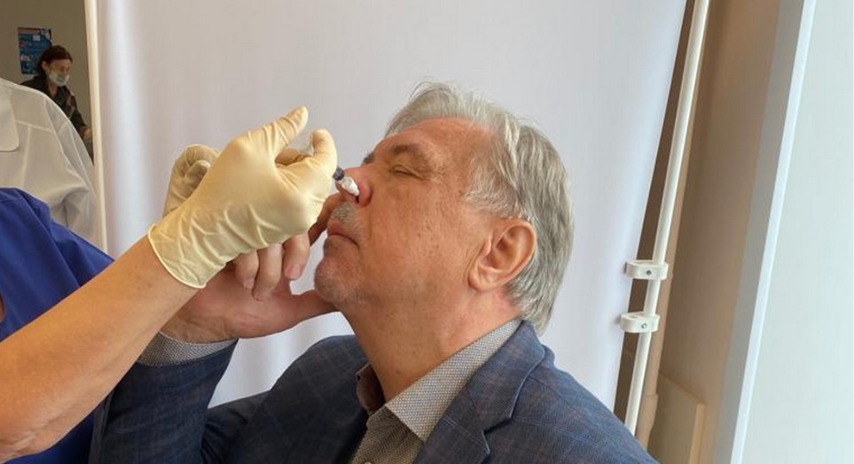 Главный врач пензенского КИМа впрыснул вакцину от ковида через нос