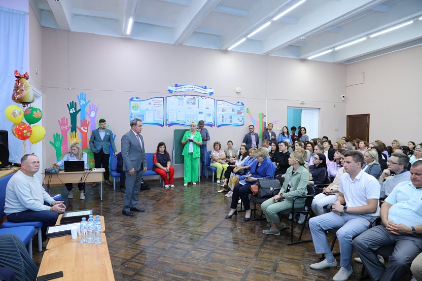 Валерий Лидин призвал наладить взаимодействие родительских комитетов с депутатами Заксобра