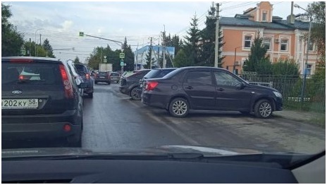 Пензенские родители используют проезжую часть перед школой как парковку