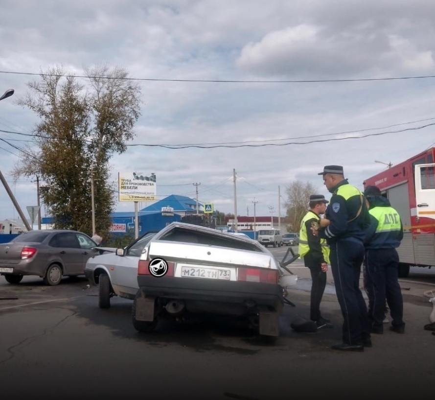 На въезде в Кузнецк в сильнейшем ДТП "девятка" сложилась как книжка