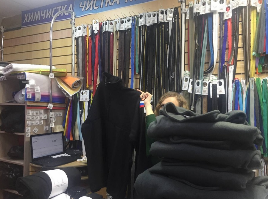 В Кузнецке волонтеры шьют для военных толстовки и балаклавы