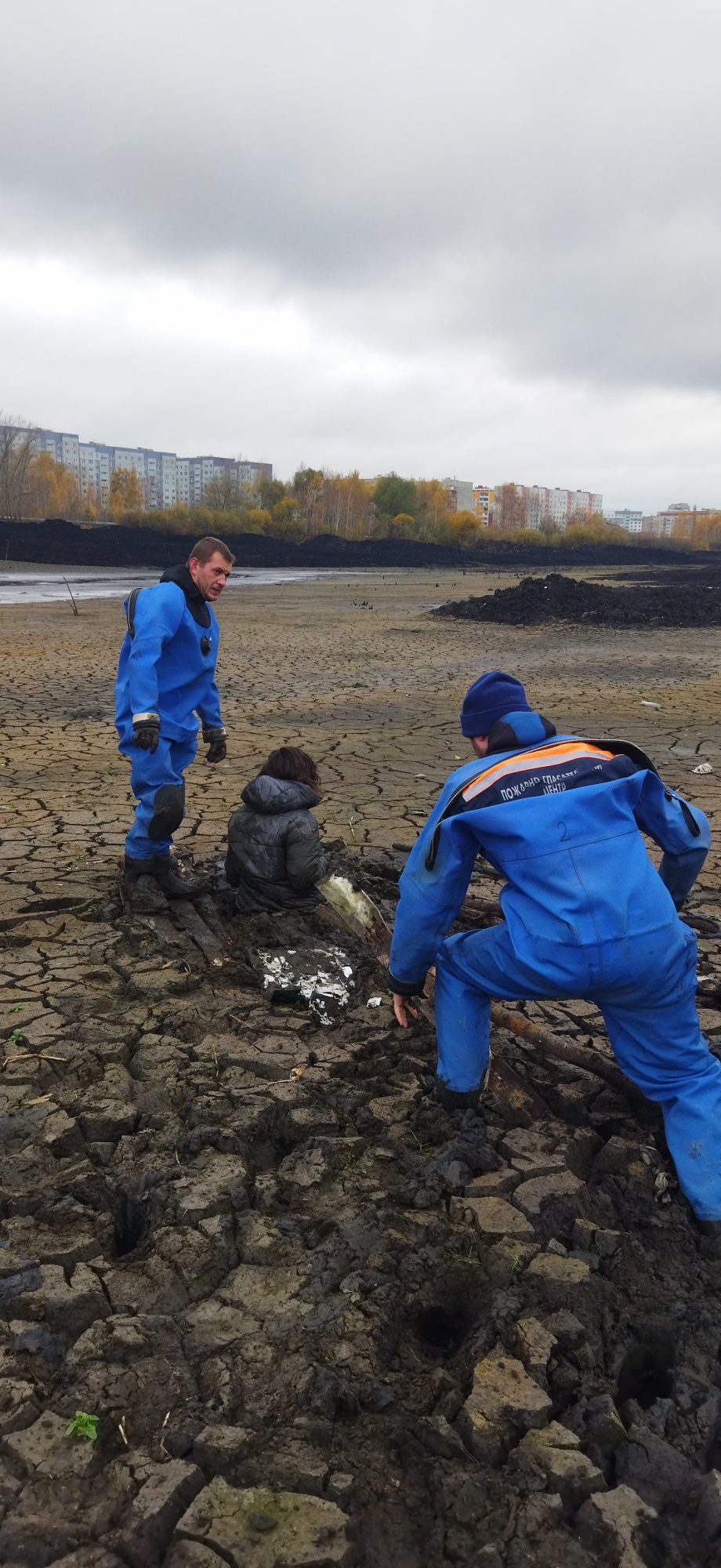 В Пензе в спущенном пруду девушка по пояс провалилась в трясину