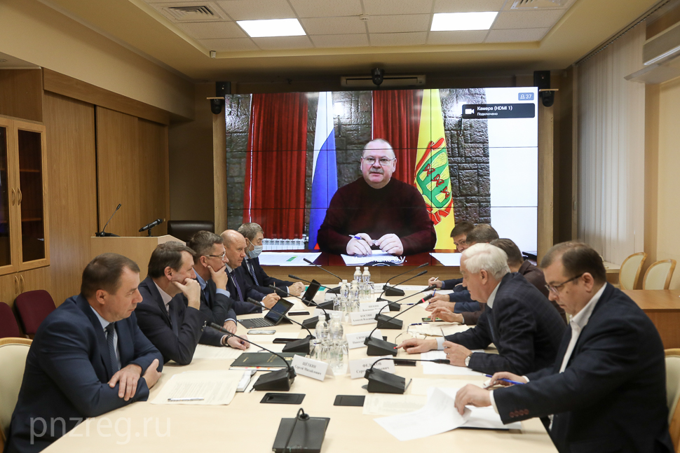 Олег Мельниченко поручил строго соблюдать сроки при обеспечении детей-сирот квартирами