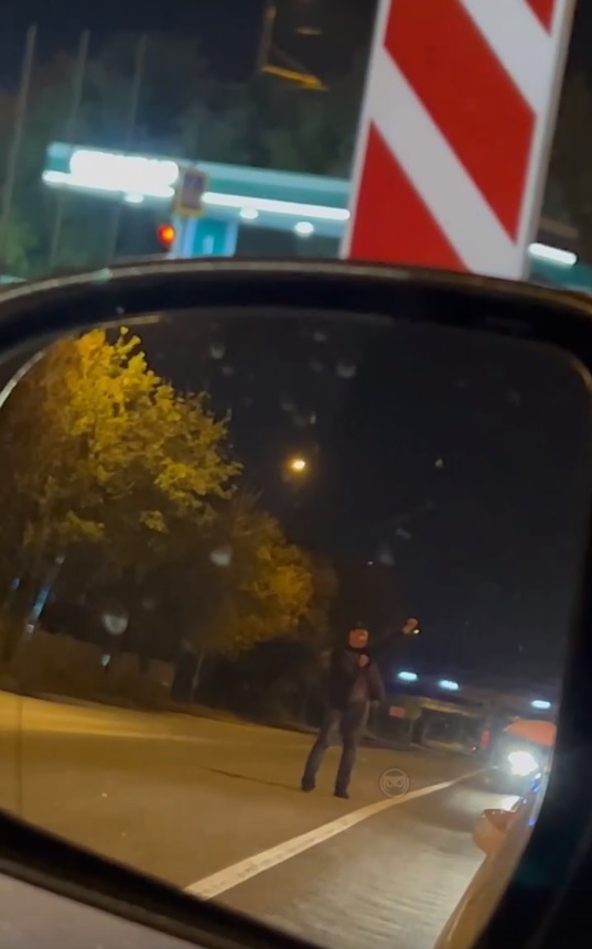 В Пензе ночью мужчина попробовал себя в качестве регулировщика движения на дороге