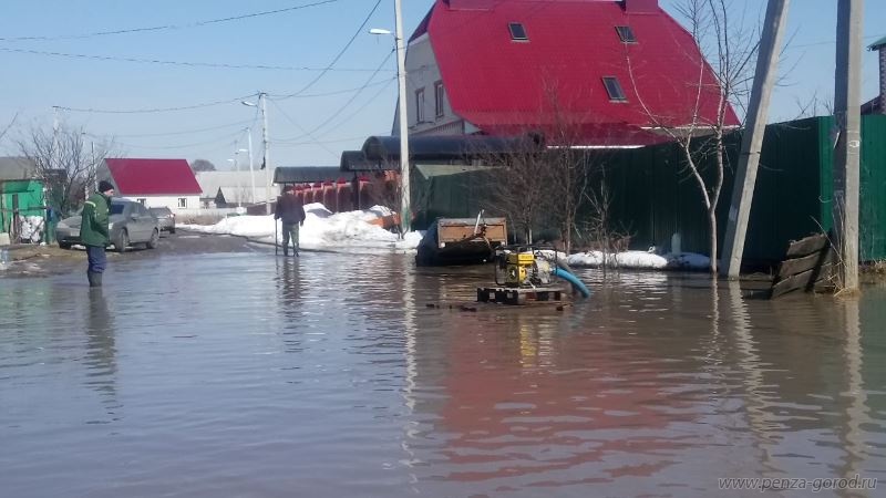 В Кузнецке пообещали отсыпать асфальтной крошкой затопленный двор