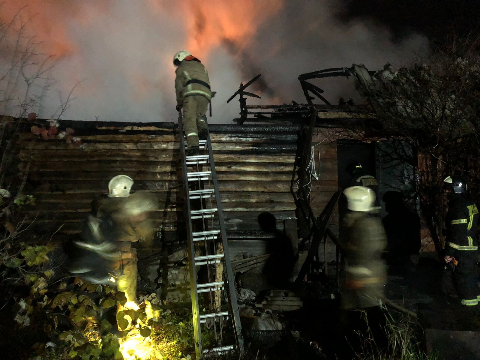 В Пензе 17 человек тушили горящую баню на улице Ферганской