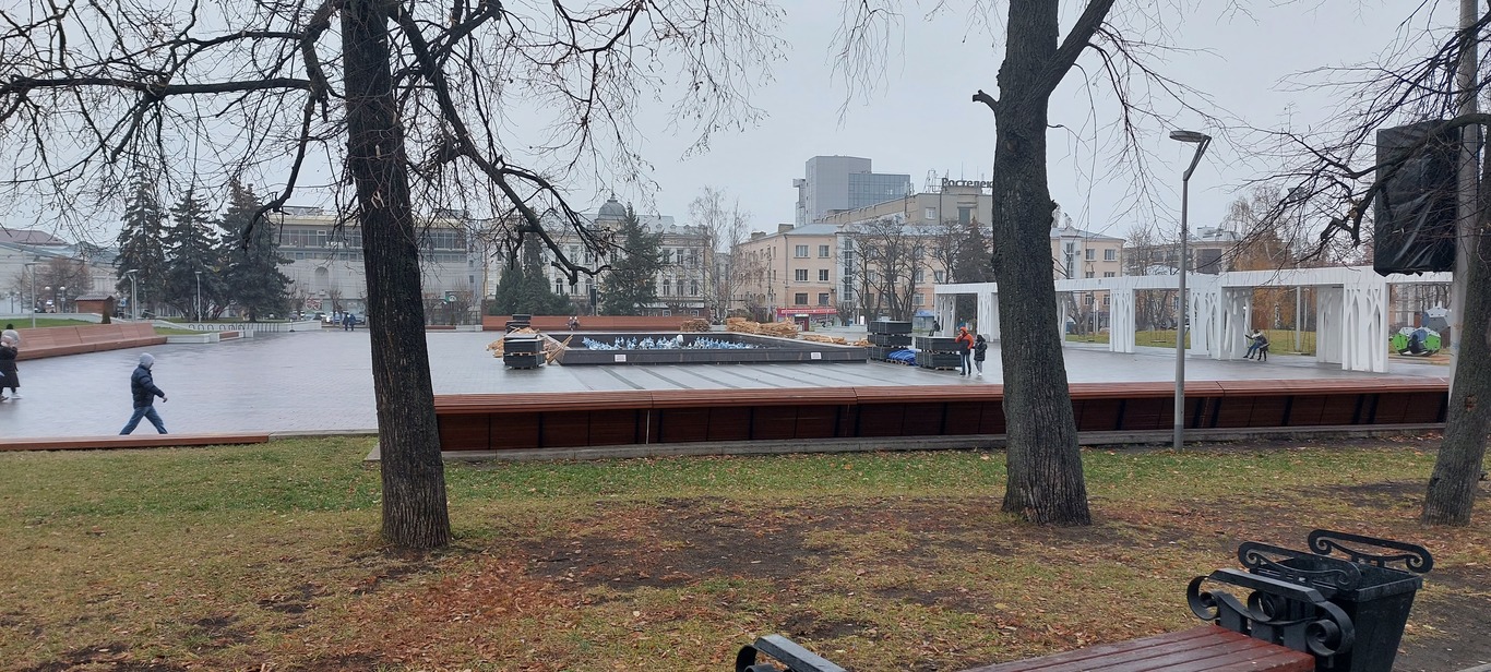 В Пензе начали укрывать на зиму главный фонтан города