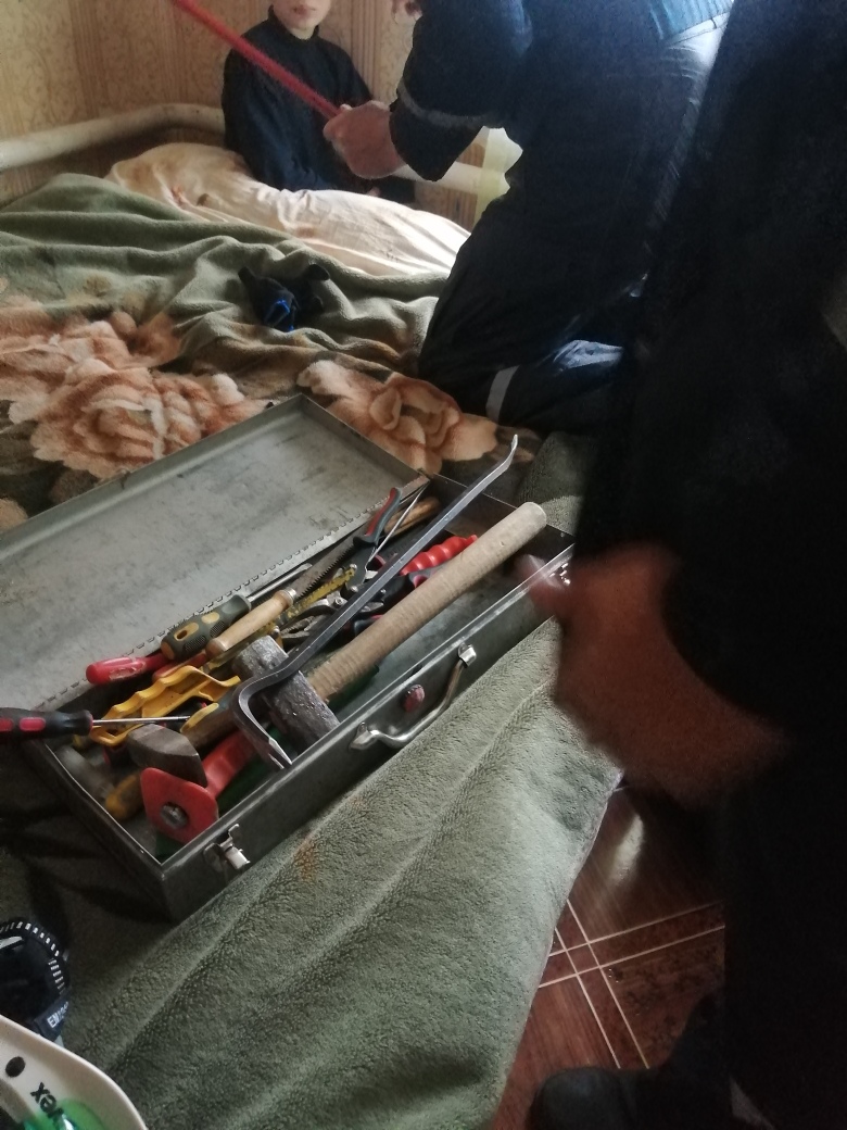 В Пензе спасатели помогли ребенку, застрявшему между стеной и батареей