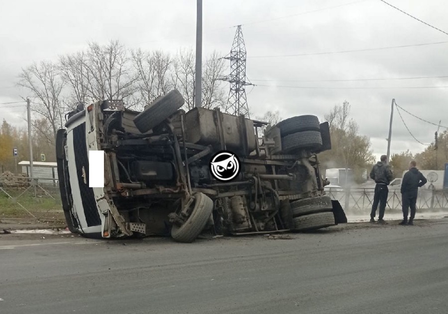 В Пензенской области на М5 опрокинулась спецмашина с цистерной