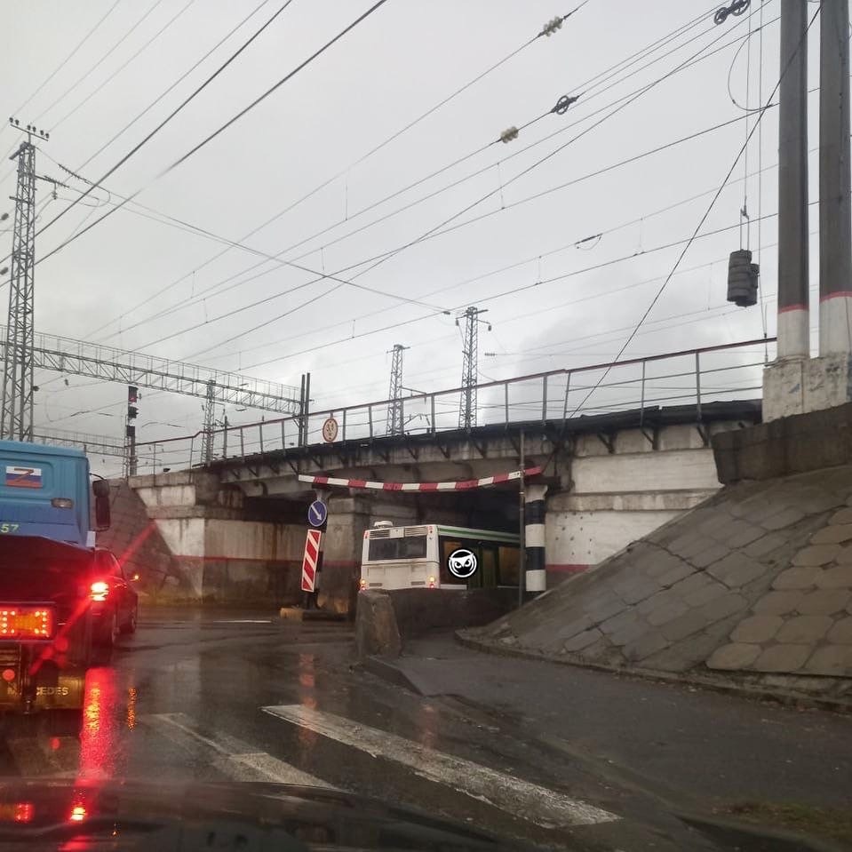 В Пензе под мостом автобус остался без колеса