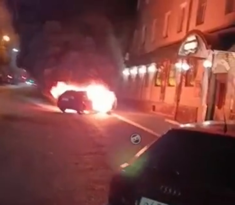 В Пензе горящее авто на Володарского тушили 7 пожарных