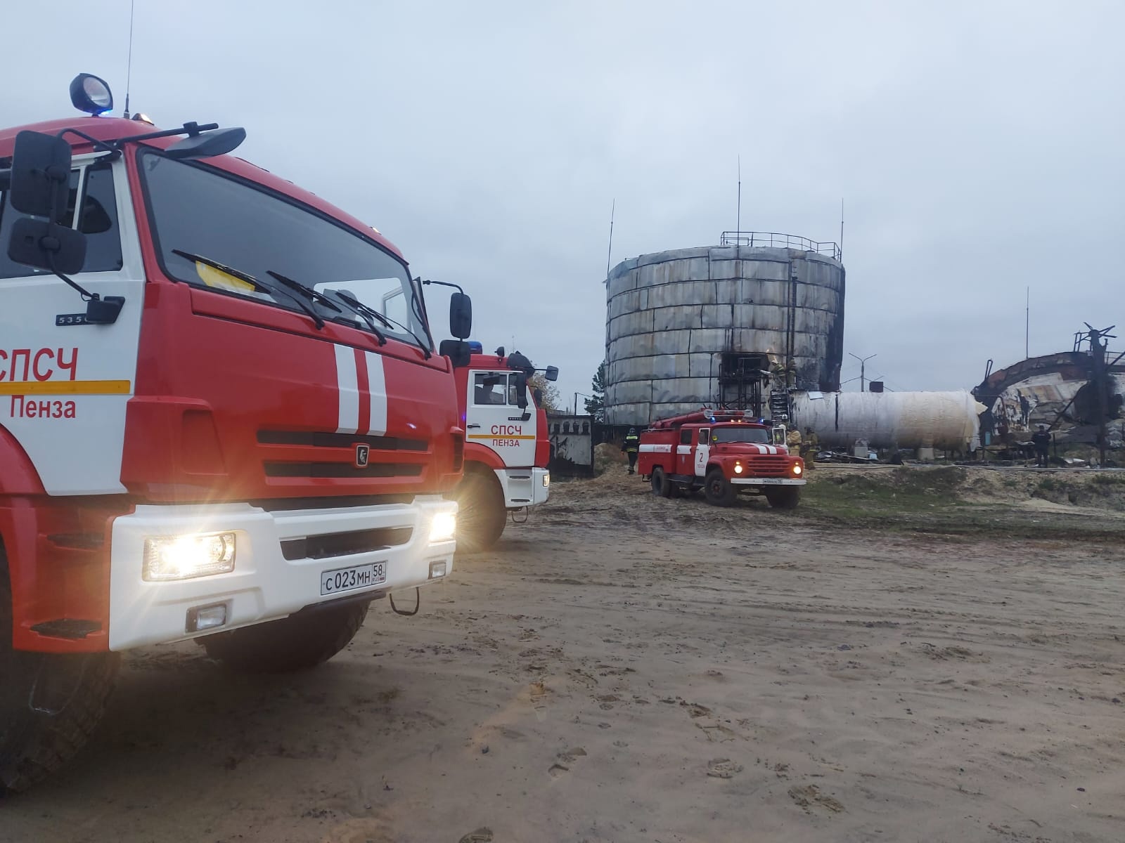 В Пензе на улице Антонова в энергоснабжающей организации загорелся битум