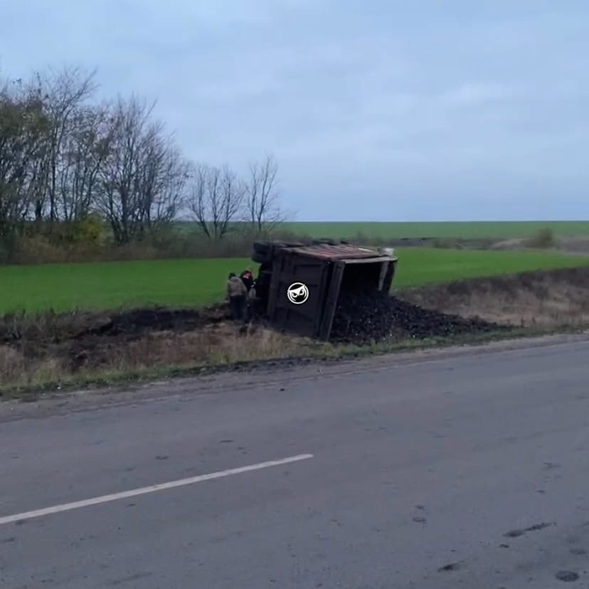 В Пензенской области перевернулся самосвал с углём