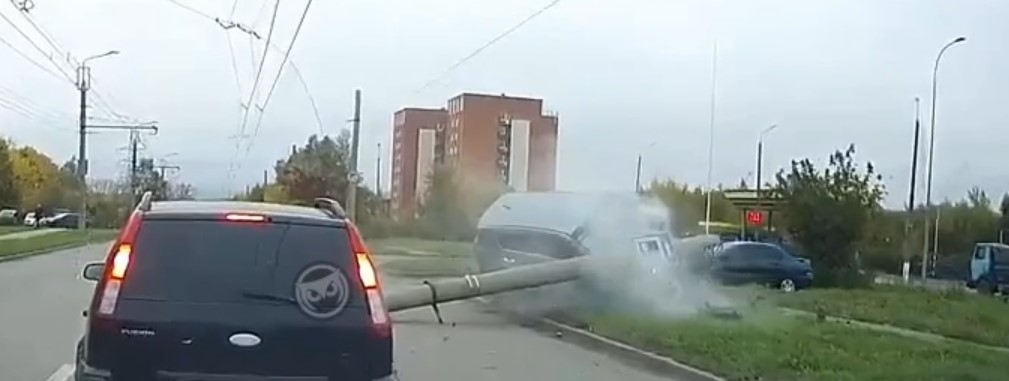 В Пензе на улице Стасова иномарка на скорости въехала в столб