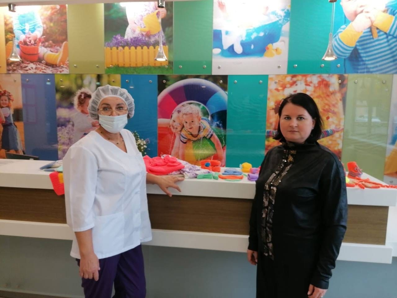 Ольга Чистякова передала детские вязаные вещи в перинатальный центр