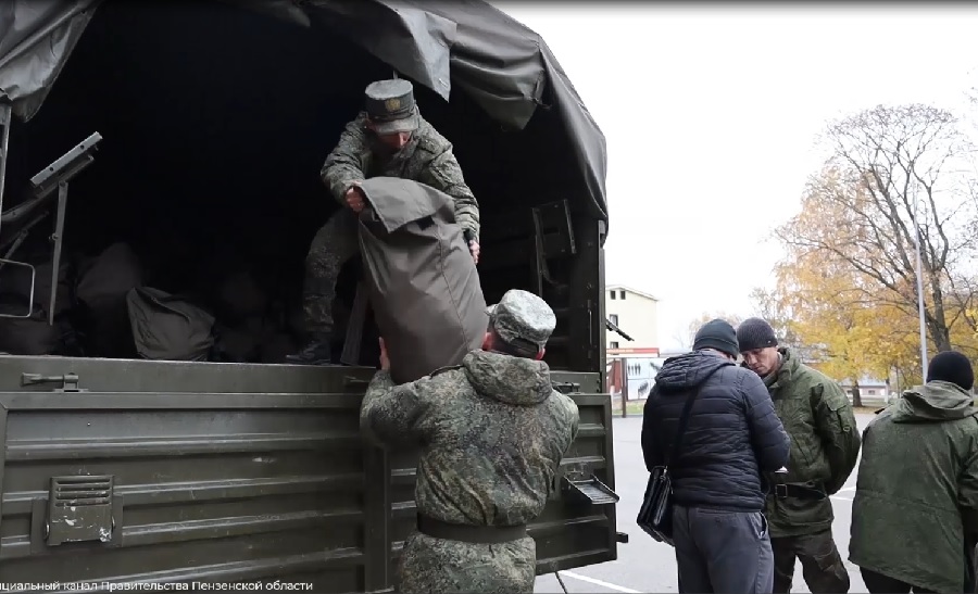 Пензенским военнослужащим выдали дополнительное обмундирование под роспись