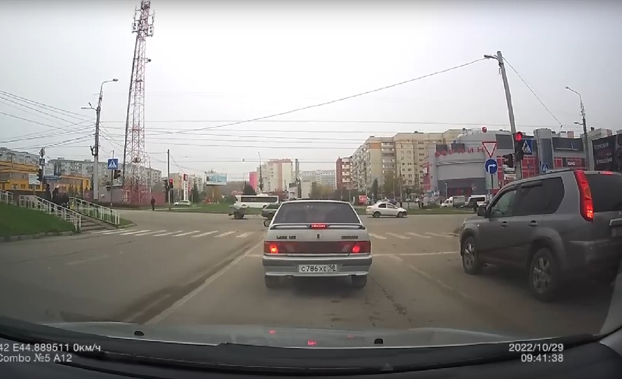 «Учительница на X-Trail»:  в сети оценили остроумное видео о пензенских водителях