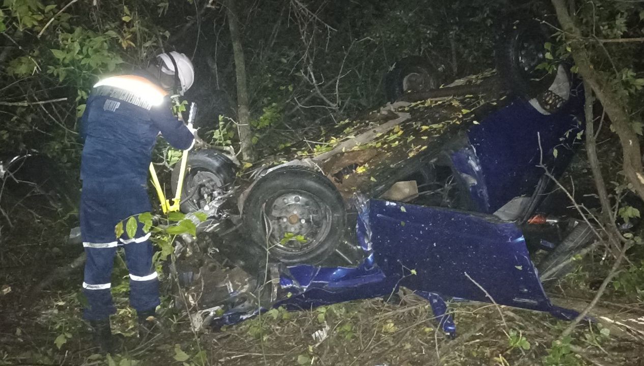 В Заре перевернулся автомобиль: один человек погиб, один пострадал