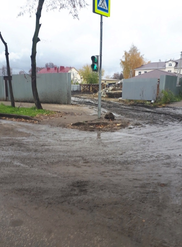 Жители Пензы пожаловались на грязь от стройплощадки на перекрестке улиц Леонова и Воровского