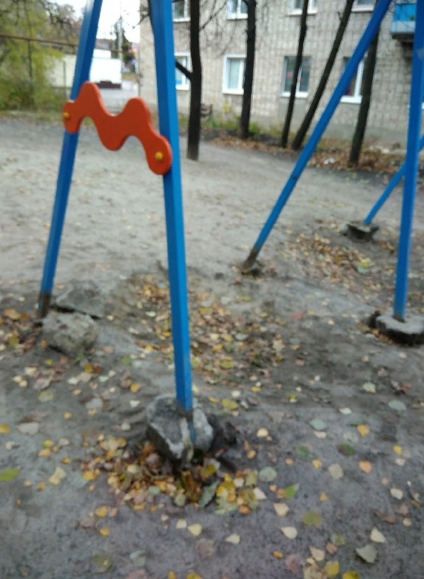 В Кузнецке металлические детские качели могут упасть на детей и прохожих