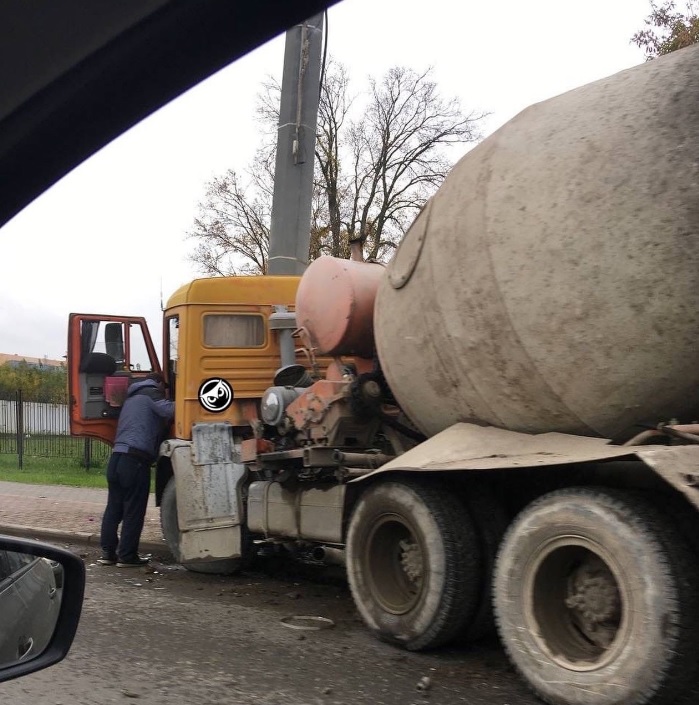 Пензенцы поделились видео, на котором водитель бетономешалки жестко врезался в столб