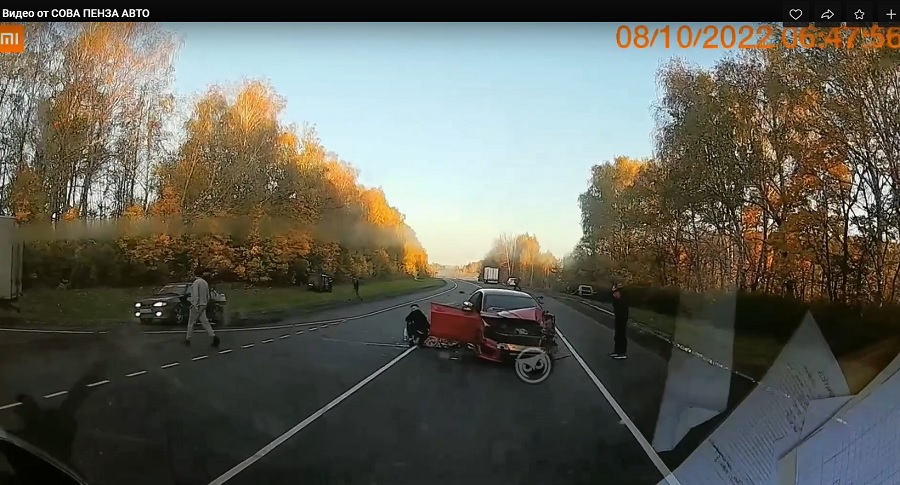 В Пензенской области после сильного столкновения УАЗа и Mercedes двух людей госпитализировали