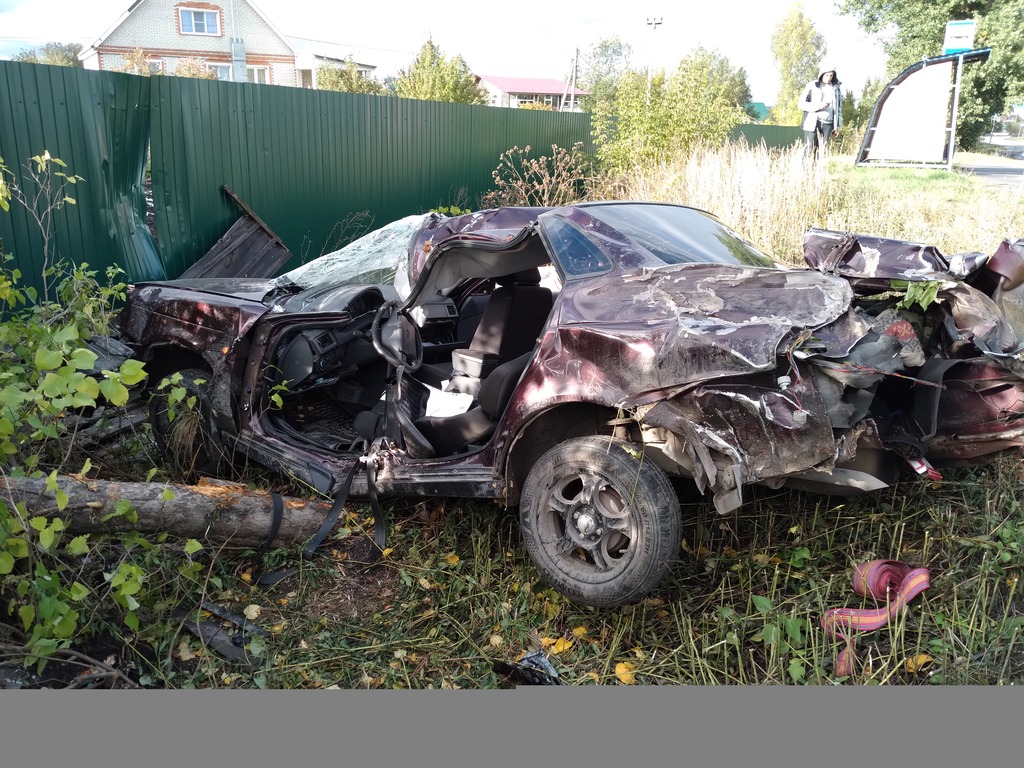 В Пензенском районе водителя легковушки зажало в искореженной легковушке
