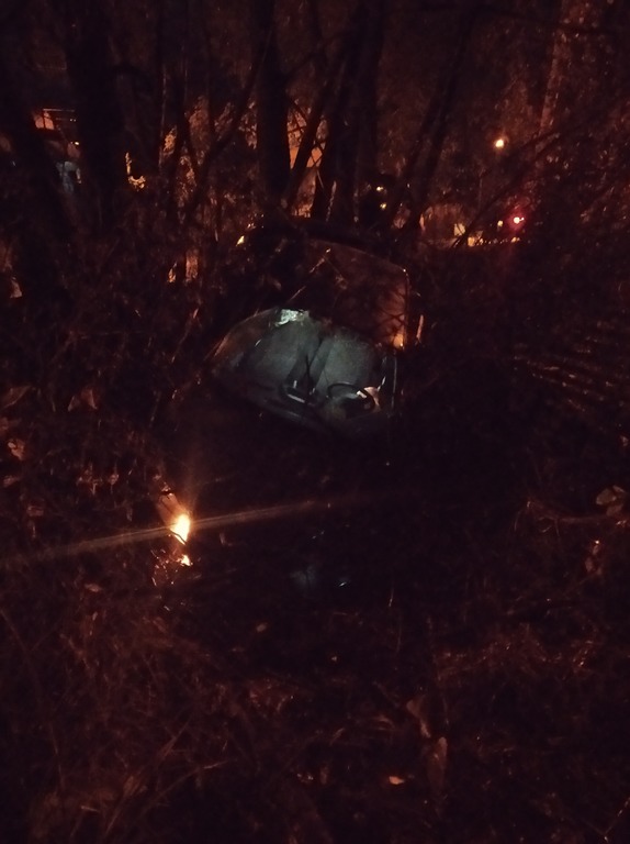 В Пензе спасатели помогли достать тело погибшей женщины из раскуроченного авто