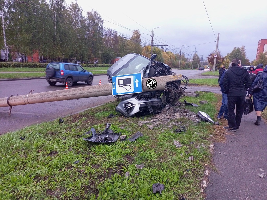 В Пензе на улице Стасова легковушку намотало на столб