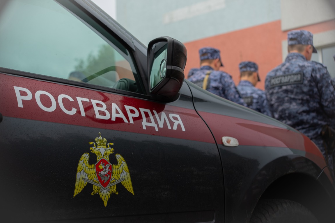 В Пензе мужчина попытался вынести из магазина вино и сухофрукты на закуску