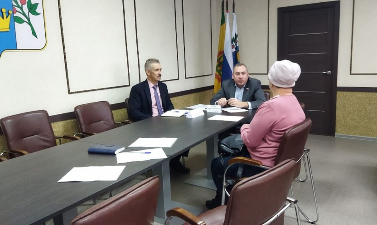 Владимир Вдонин подарил юнармейцам Вадинского района макеты автоматов