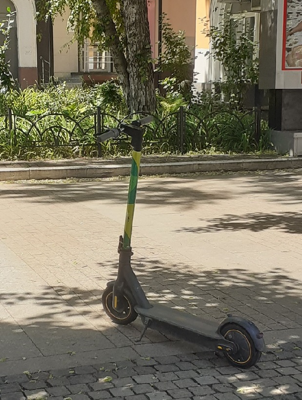 54-летний житель Заречного украл чужой электросамокат, чтобы покататься