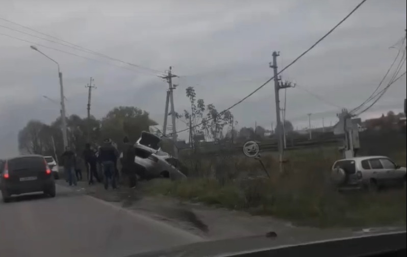 Очевидцы опубликовали последствия ДТП на въезде в село Лебедевку в Пензенском районе