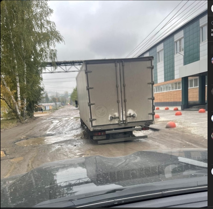 В Пензе в глубокой яме на улице Байдукова утонул грузовой автомобиль