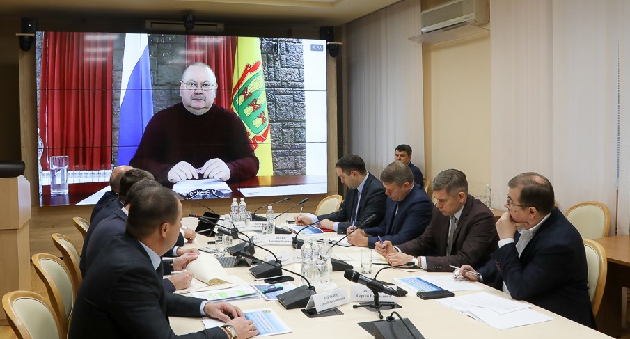 Губернатор поручил держать на особом контроле строительство школ