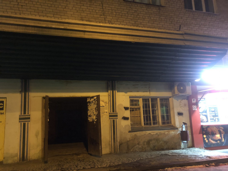 В Пензе в подъезде на улице Беляева мужчина огрел женщину по голове бутылкой