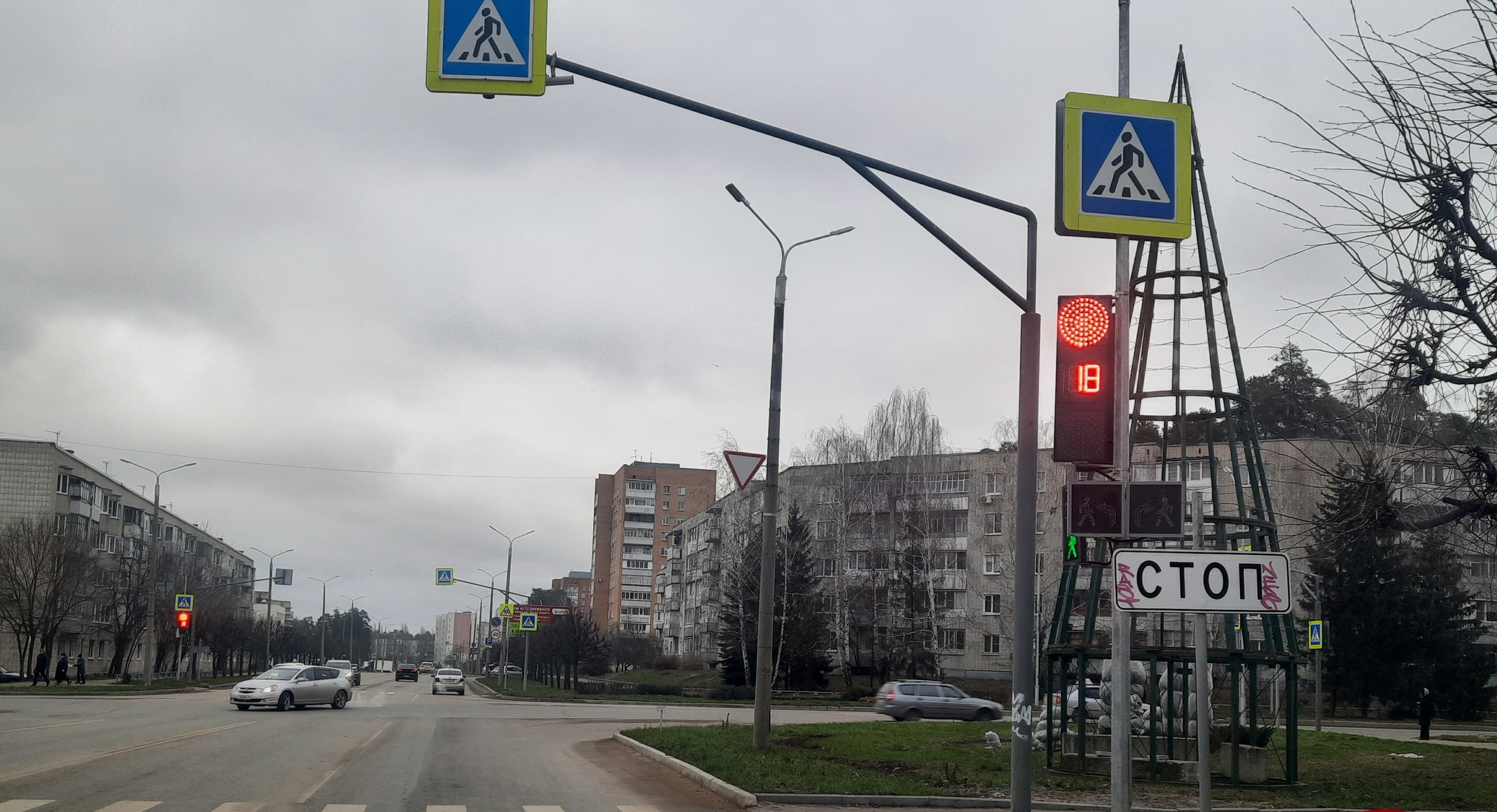 Жителей Заречного возмутила установка елки на перекрестке у дороги