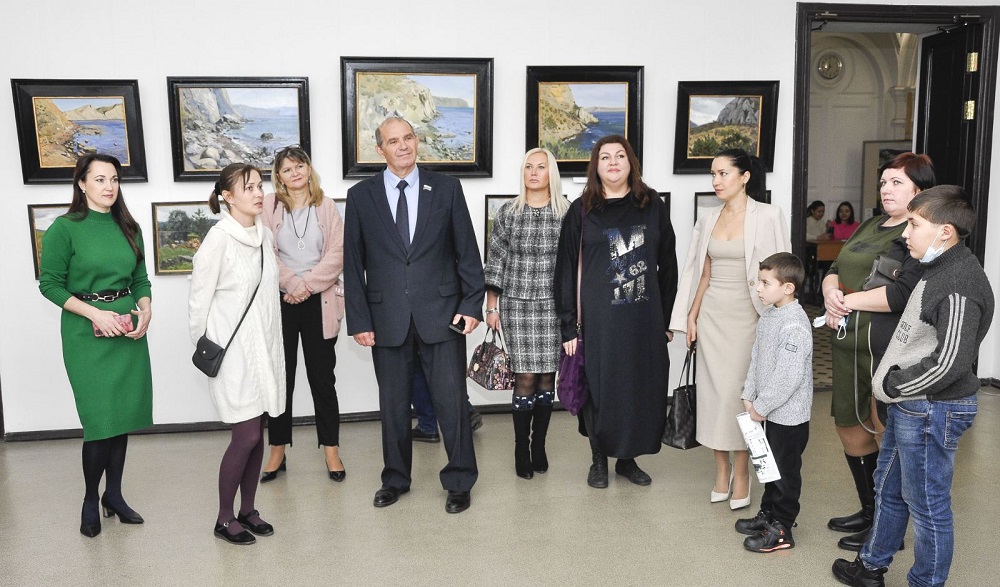 Совет женщин организовал экскурсию для эвакуированных из Донбасса ко Дню матери