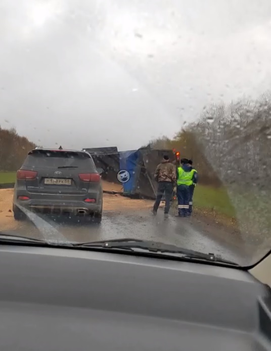 В Сердобском районе на трассе опрокинулся прицеп грузовика