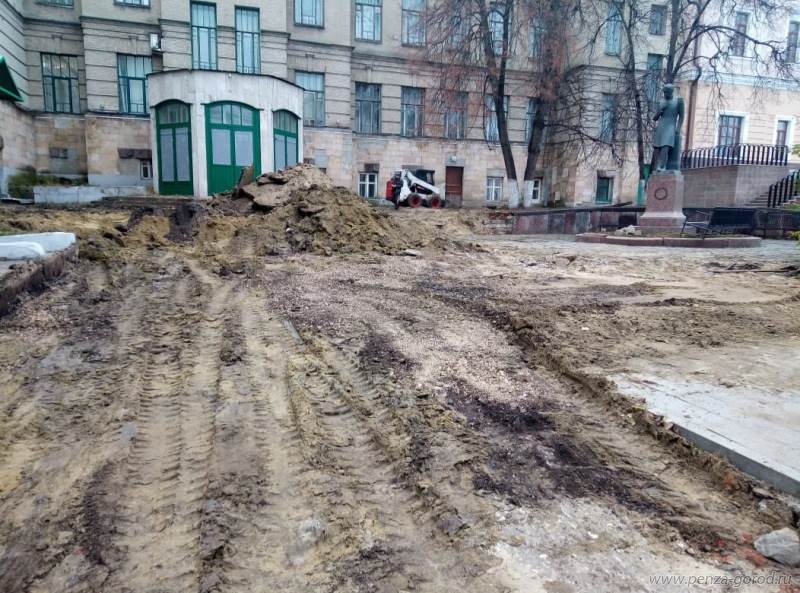 В Пензе раскопали территорию и снесли подпорную стену у памятника Лермонтову