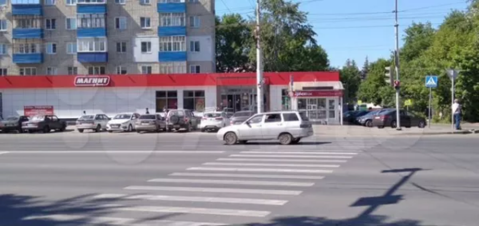 Последствия урагана: в Пензе спасатели демонтировали оторванную крышу