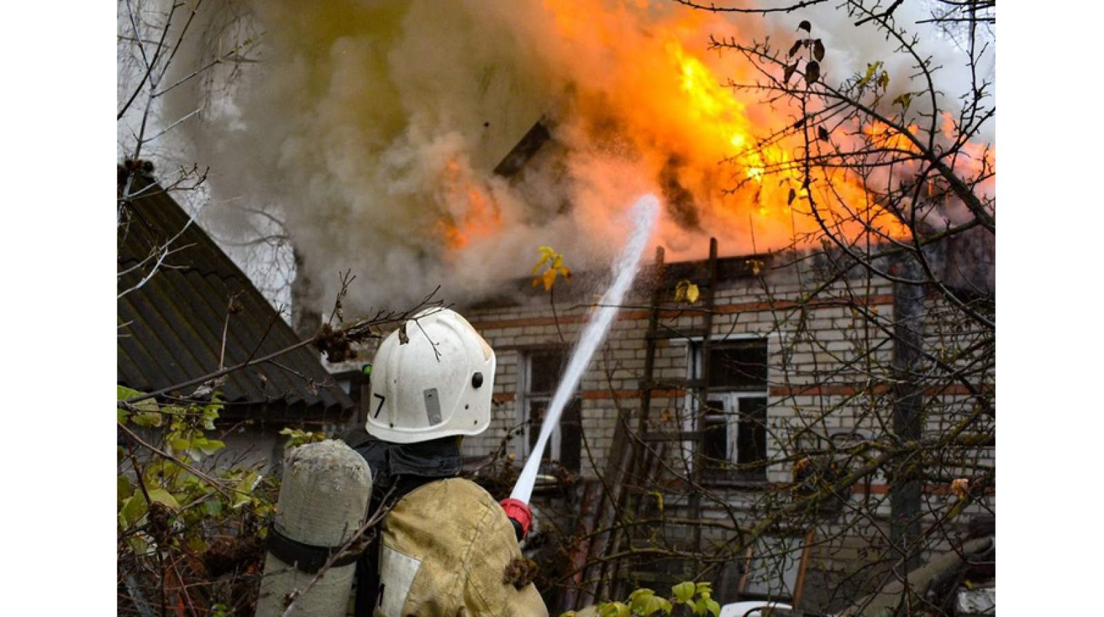 В Заречном военнослужащие спасли хозяина горящего дома