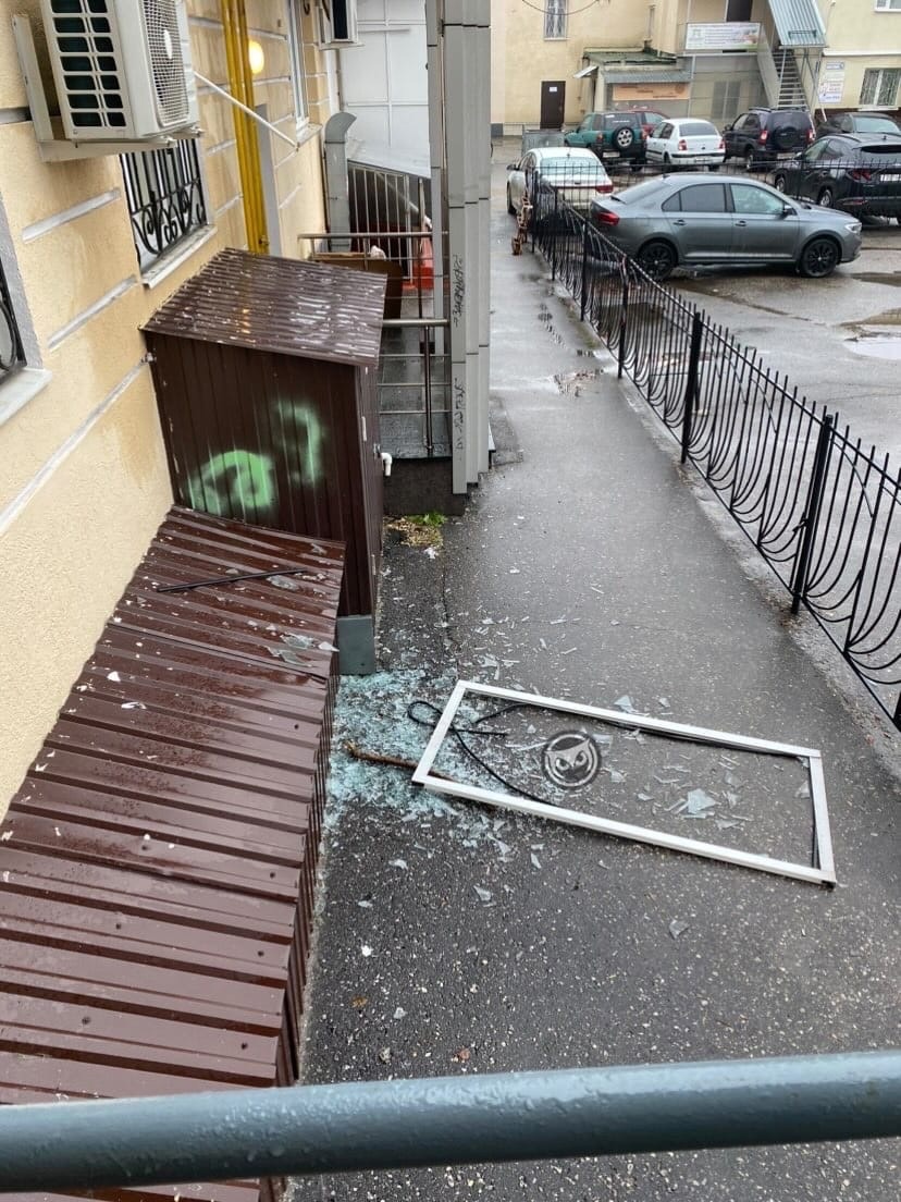 В Пензе на пешеходную дорожку с балкона рухнул стеклопакет