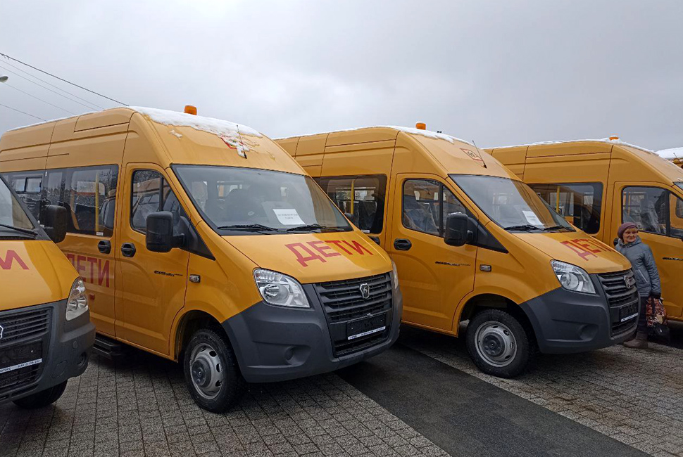 В Пензе прошло торжественное вручение ключей от новых автобусов представителям районных школ