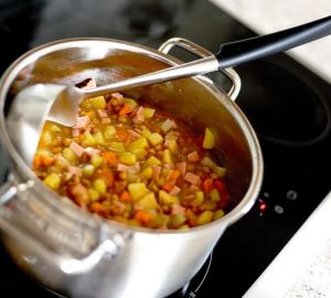 Готовим ароматный томатный суп-пюре с базиликом и чесноком