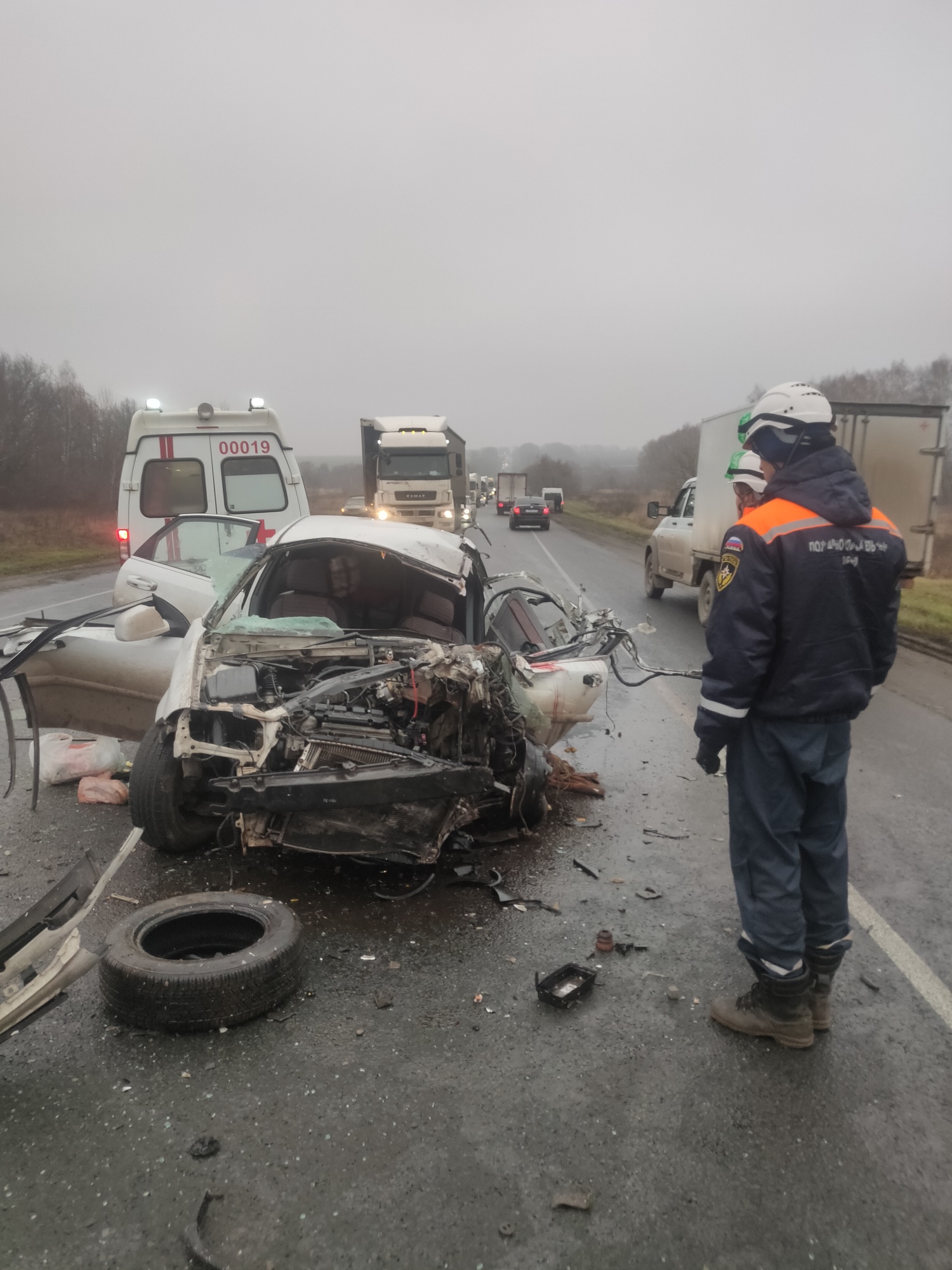 На трассе М5 в Бессоновском районе водителя зажало в искореженном авто