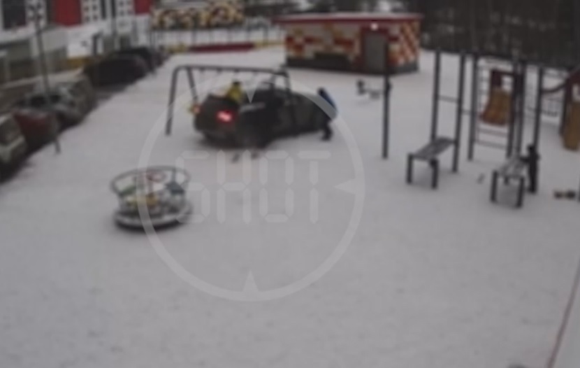 Женщина на «Мерседесе» перепутала газ с тормозом и въехала в качели с детьми