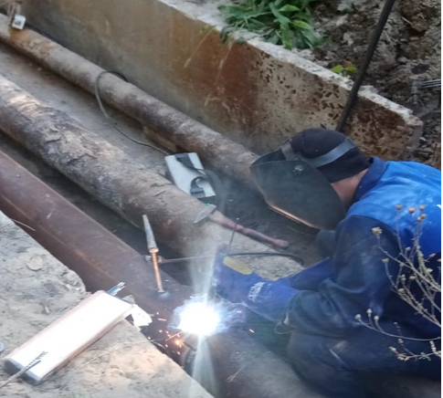 В Кузнецке аварийно-ремонтная бригада оперативно устранила прорыв в трубах