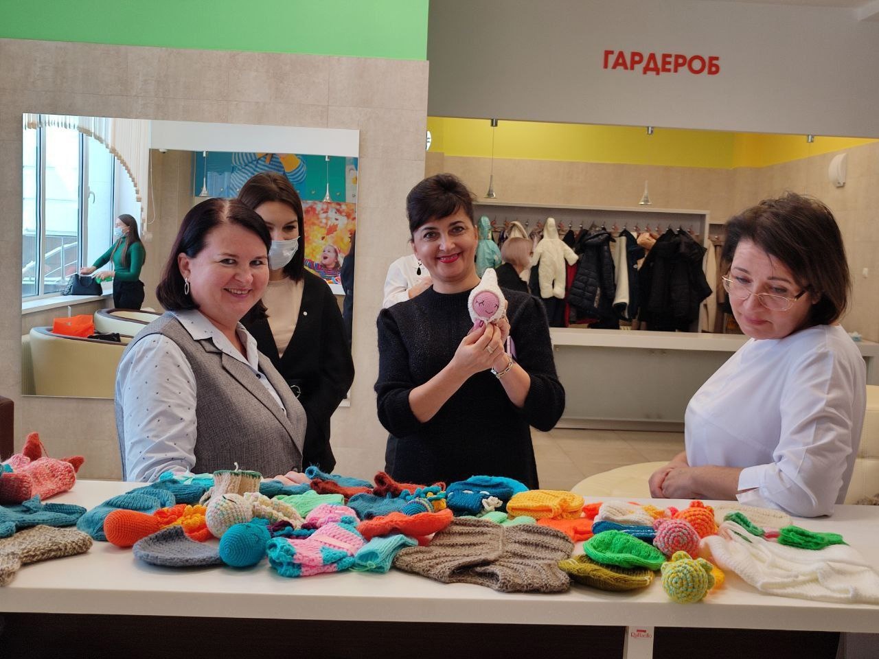 Ольга Чистякова передала малышам, рожденным раньше срока, вязаные вещи